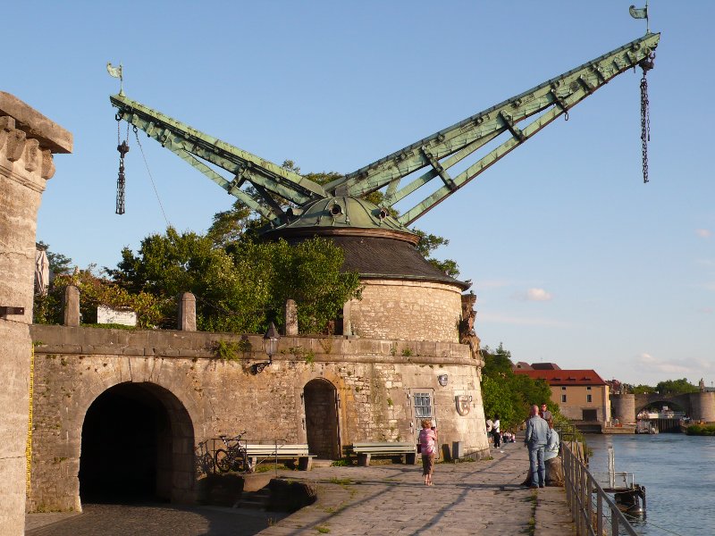 https://www.babelfish-hostel.de/media/Galerywuerzburg/10_old_crane.jpg